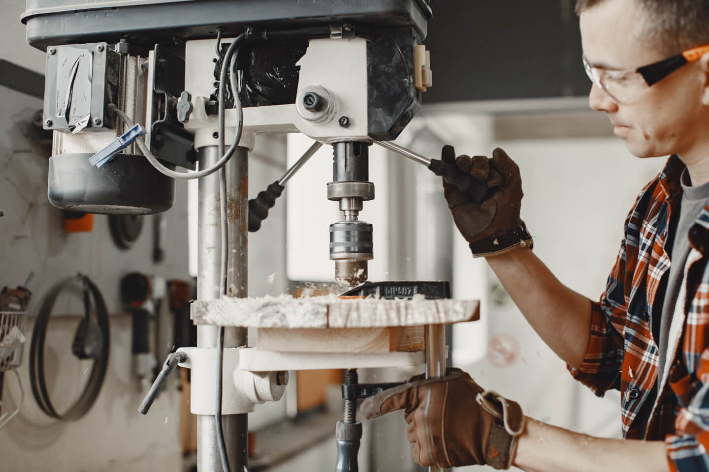 Преимущества обработки на станках с ручным управлением