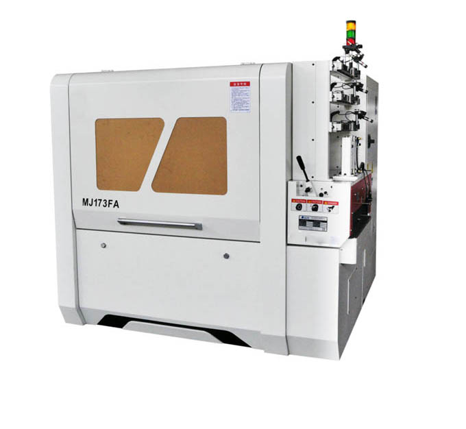 Кромкообрезной станок с перемещаемыми пилами