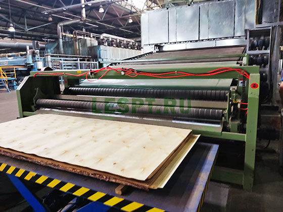 Многоэтажная роликовая сушилка с устройством для загрузки шпона