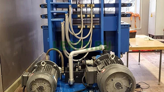 2023 год. Гидравлический 3-х пролетный горячий пресс в Московской области