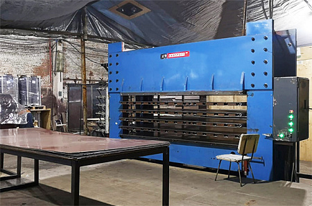 2022 год. Пресс для ламинирования фанеры фенольными пленками в Нижегородской области