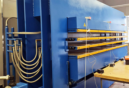 2023 год. Гидравлический 3-х пролетный горячий пресс в Московской области