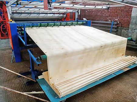 2021 год. Линия лущения тонкого шпона 0.28-0.30 мм в Удмуртии